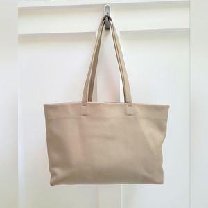 Cuyana Classic Leather tote in color Stone